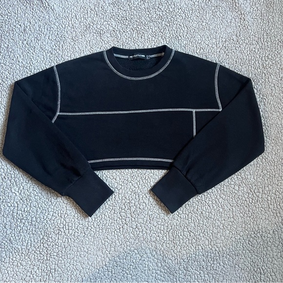 PrettyLittleThing Black Contrast Stitch Crop Sweatshirt - Picture 2 of 9